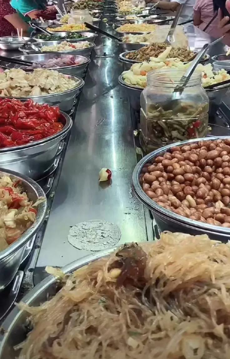 自助快餐花样越来越多了，流水旋转自助快餐几十种素菜十几块钱任吃，不能浪费，想吃那