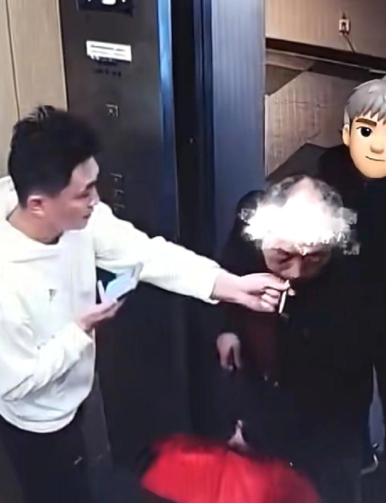 以后所有人都应该这么做重庆小区一男子带着孩子准备坐电梯回家，忽然走上来，一位大