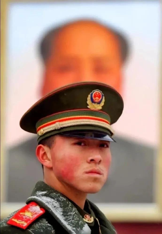 又是一年八一。大家欢庆节日，谈论装备，聊军队日新月异的发展，可很少有人往深处想