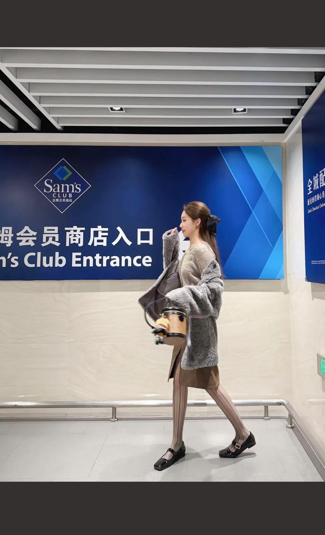 时尚穿搭指南：灰色毛衣+棕色半身裙，优雅出行