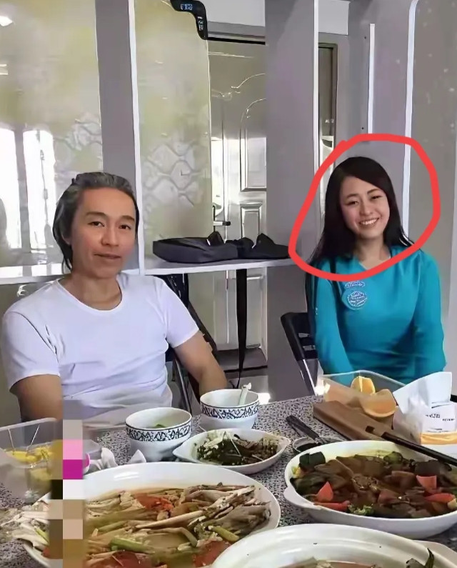 这是谁？这么大面子，能和星爷一起吃饭。