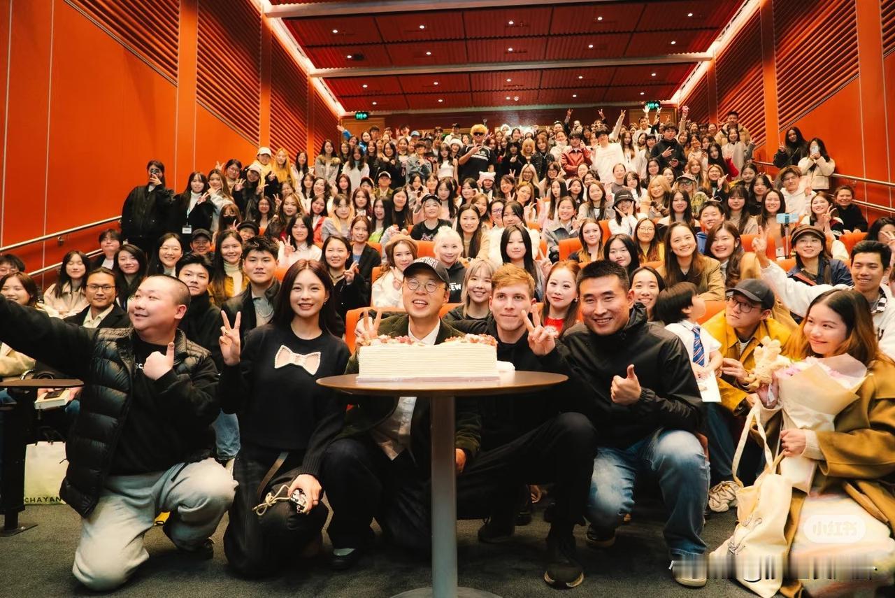 大家发现没有杜海涛假借留学之名完成了一场个人秀一开始不断被中国留学生偶遇，小