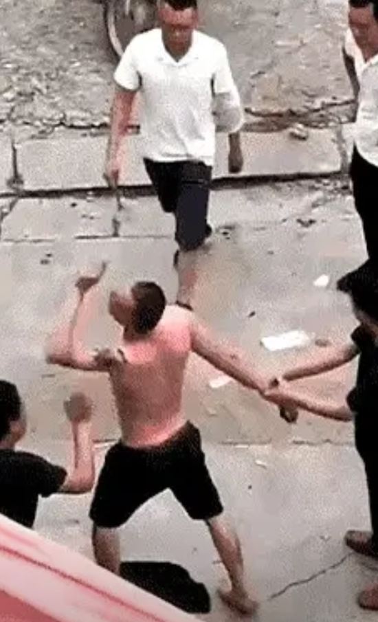 大街上，男子喝了点酒，光着膀子与人发生争执，这时一白衣男子过来劝阻，谁知男子二话