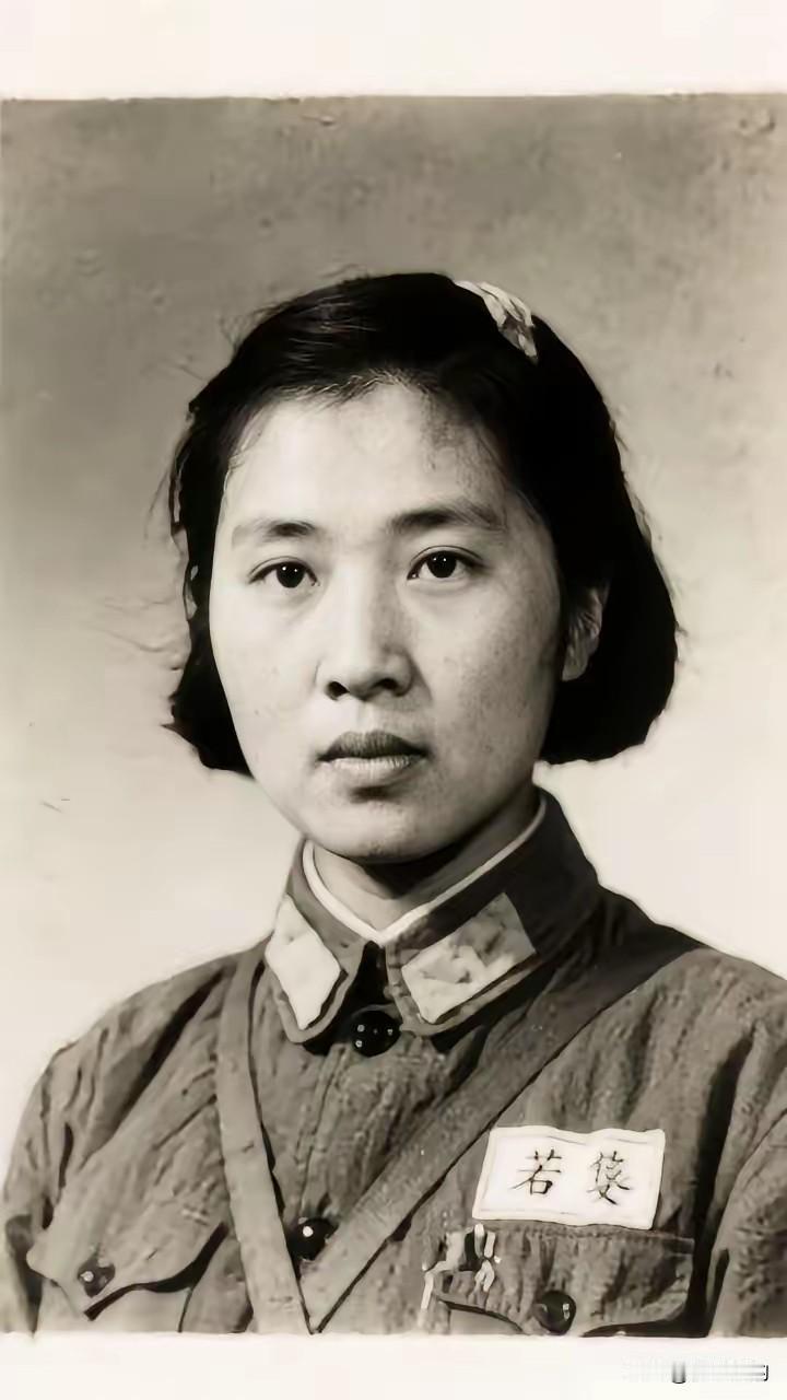 枪毙前，她突然往嘴里塞了一大把生黄豆。腮帮子撑得老大，跟含着两块石头似的。狱