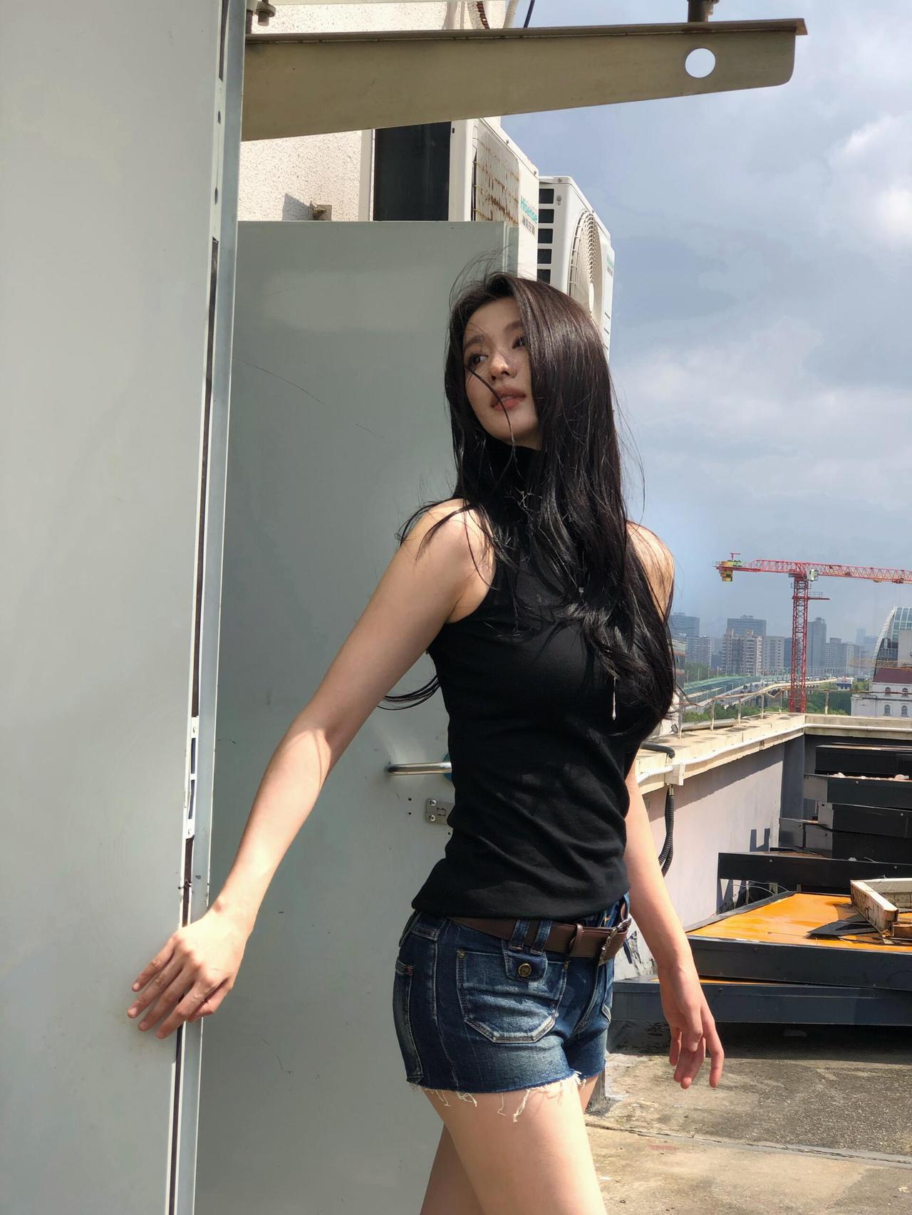 王楚然这短裤大长腿身材好欲260923