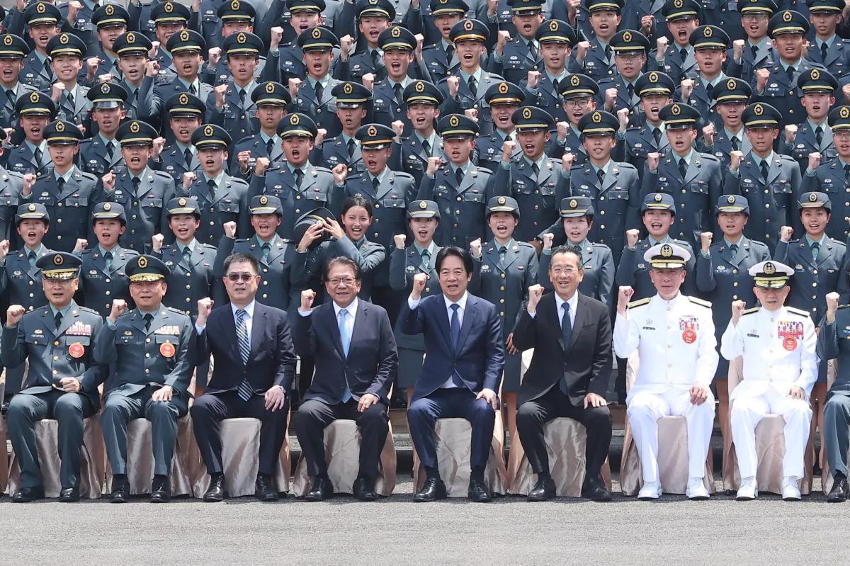 赖清德再对台军新军官们提出了三条要求，包括坚持所谓“中华民国”和中华人民共和国互