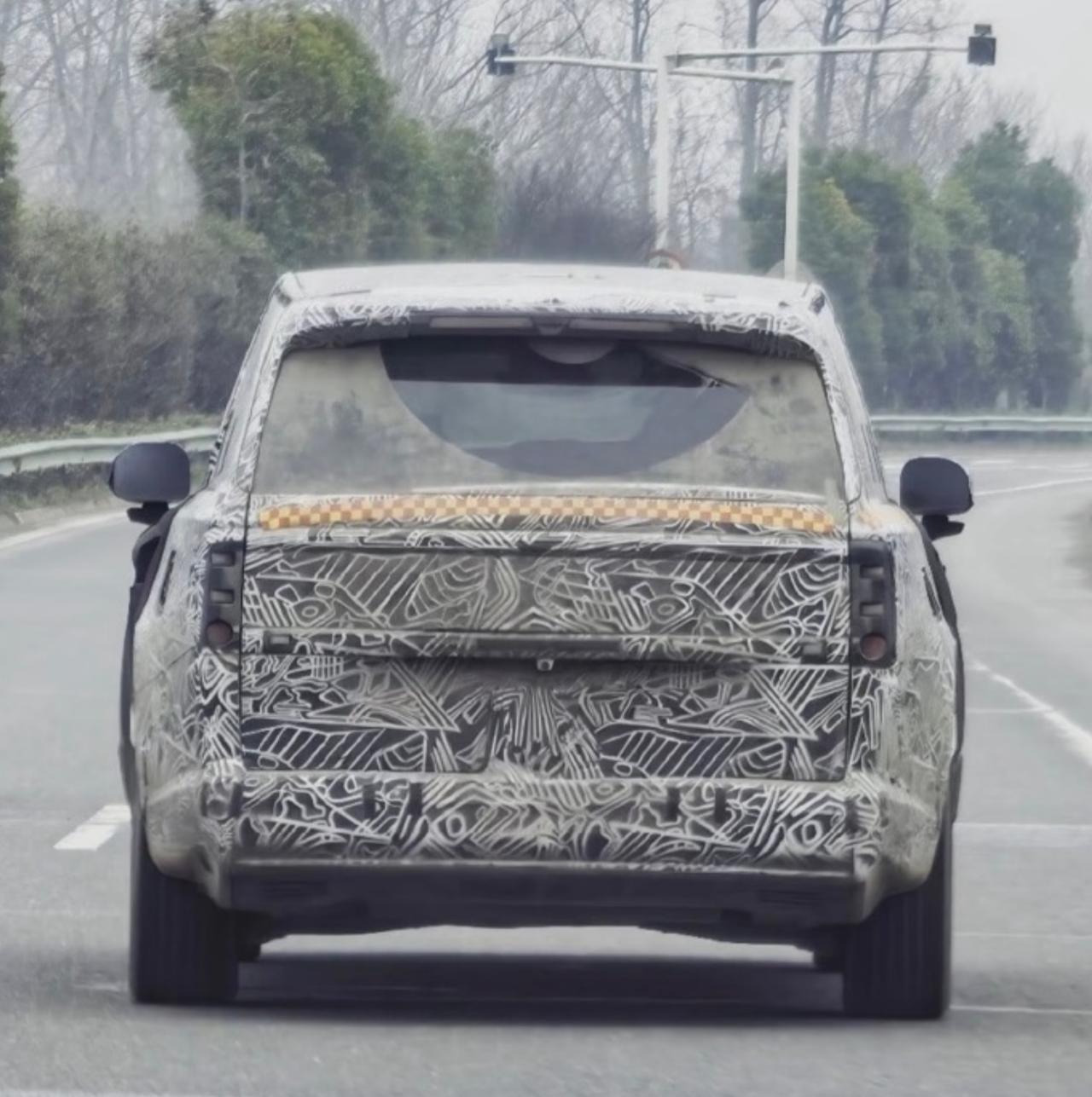 小米首款大型增程SUVYU9迎来轻伪装实车曝光，从曝光细节来看，无边框水滴型后