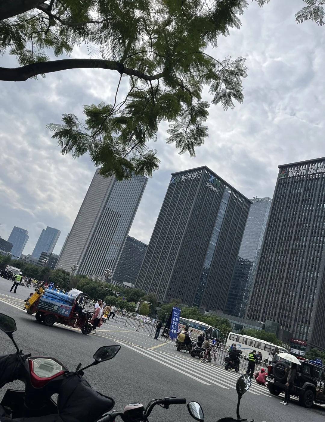 成都马拉松影响市民出行无语了，非要在市中心举办马拉松，好这就不说了，也不整个绕