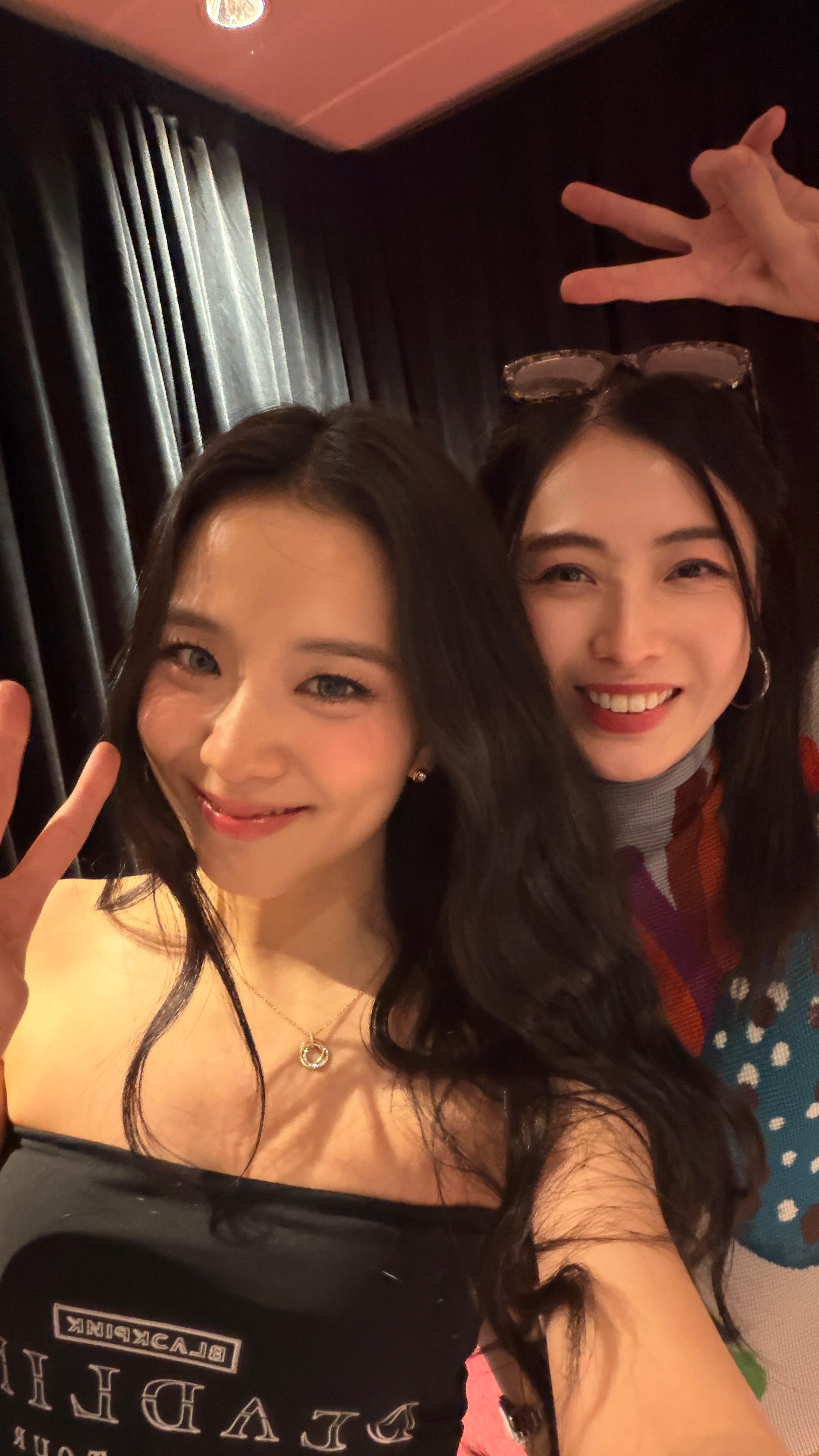 甘比发了和金智秀的合照配文：Jisoo好漂亮我发现评论区好多人不认识甘比，感觉她