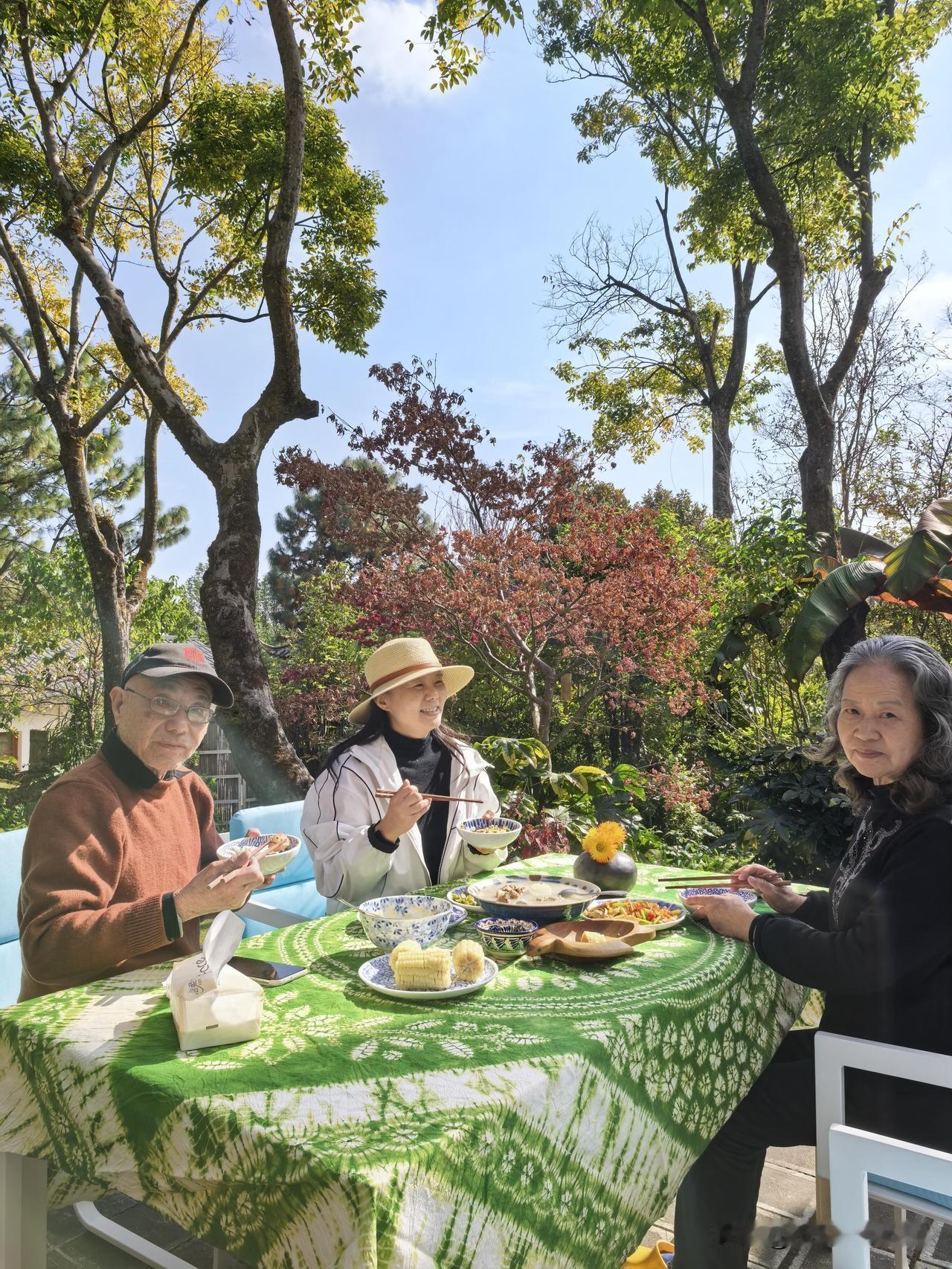 实力派歌手龚琳娜与前夫老锣离婚1年后，她就独自搬到了云南大理居住，不知道他俩为什