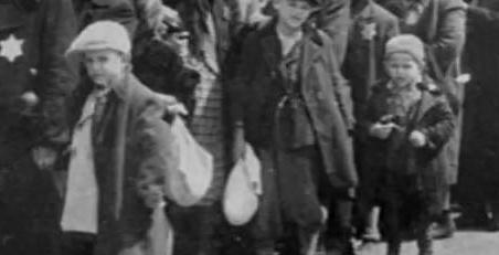 1939年9月，德军攻占波兰，一名年轻士兵被派去检查房子中有没有犹太人。当他打开