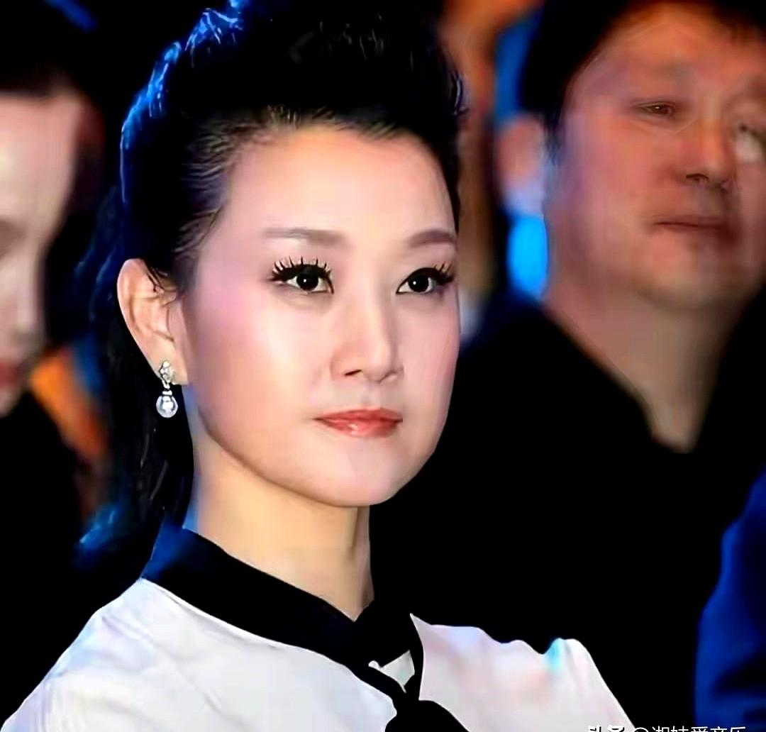 谁能想到，约定丁克、婚后分居8年的婚姻，能走过30多年。1988年，宋祖英还