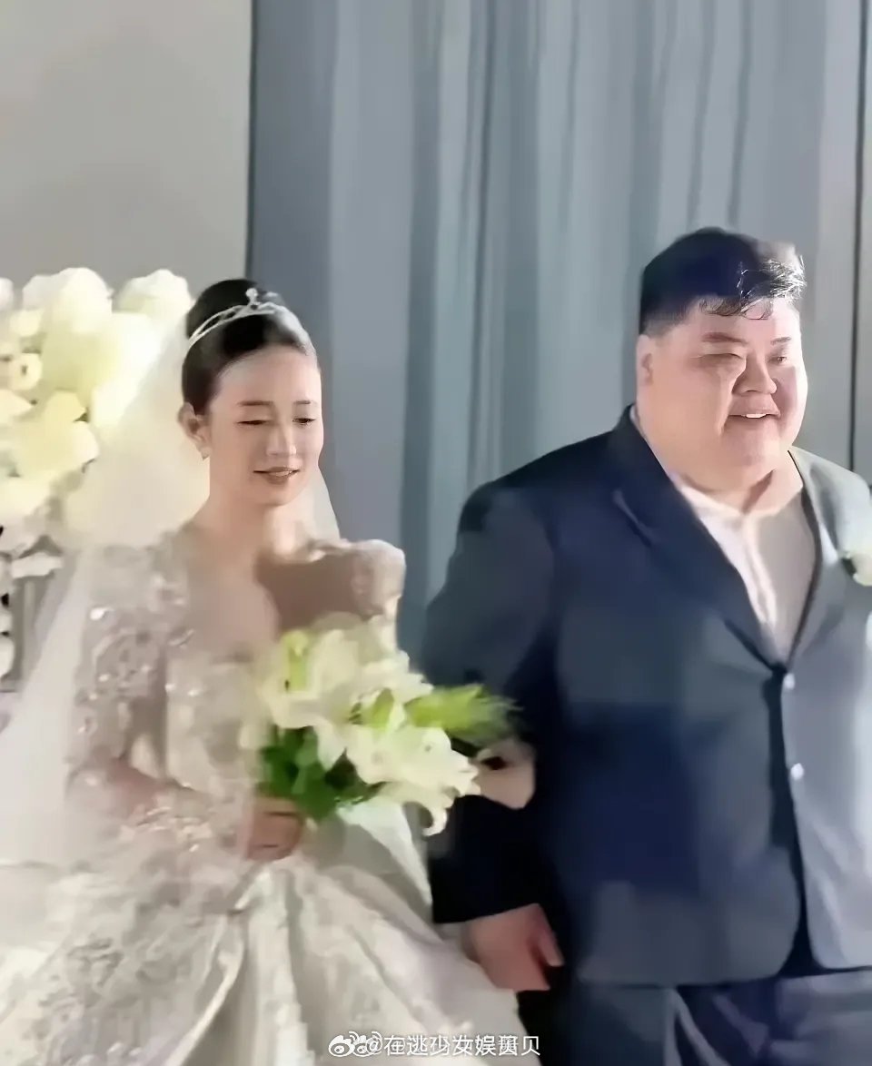 看这位新娘多漂亮，一定是看中了新郎的才华吧