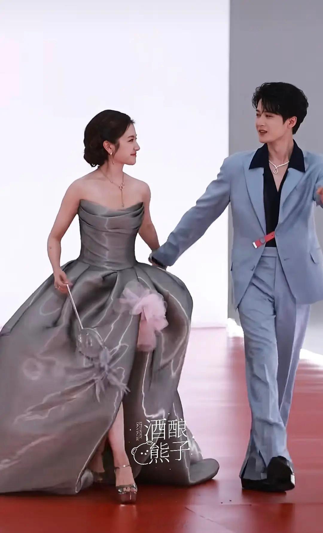 明明男帅女美，为了嘲檀健次，都可以p图硬黑了吗星光大赏红毯