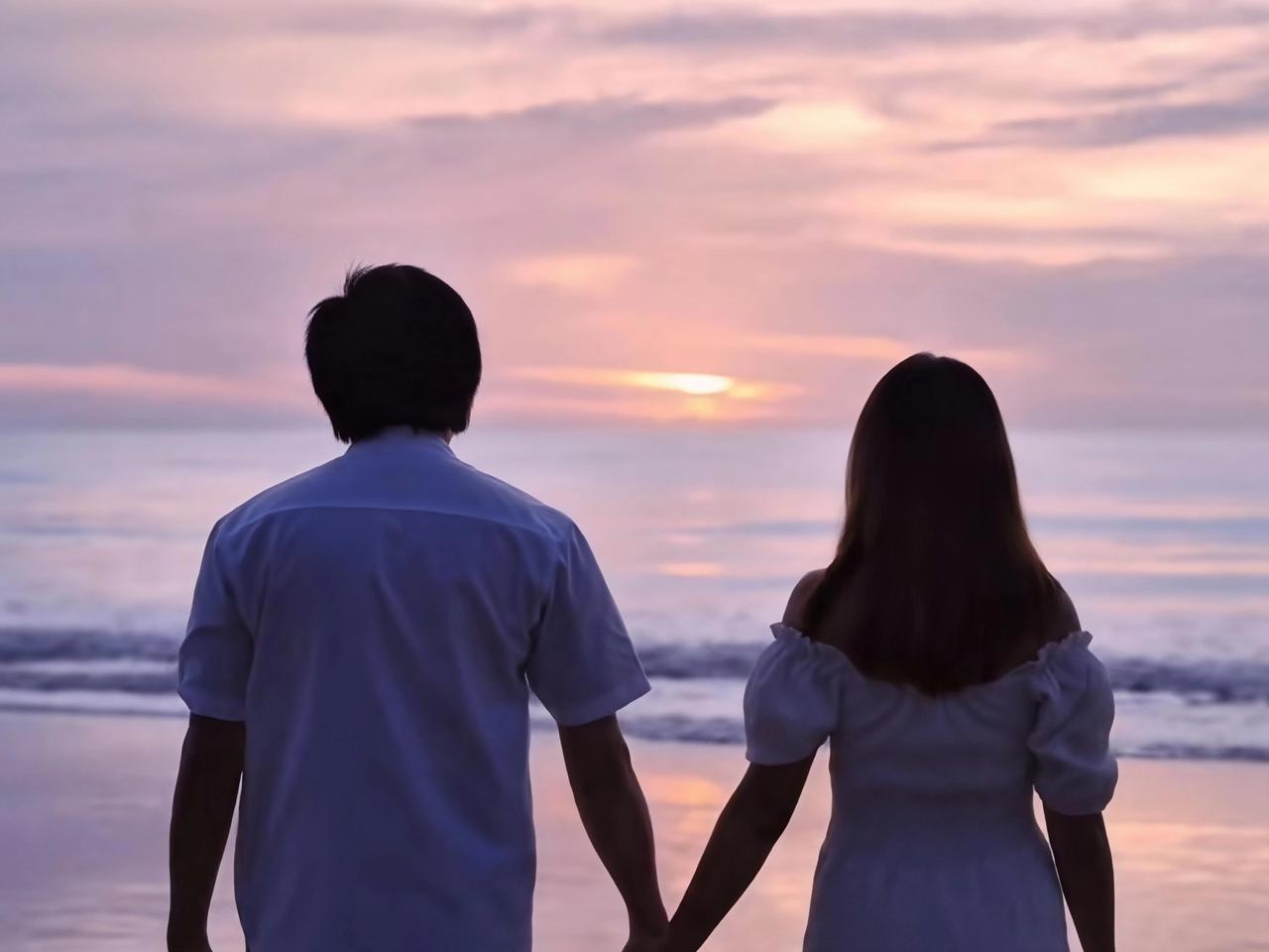 夏日生活打卡季夏日，夕阳下的海滩美得像一幅画。我曾和恋人去过海边看日落。提前