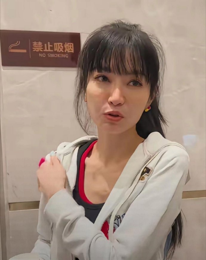 52岁谢金燕素颜照，她是真年轻。​​​