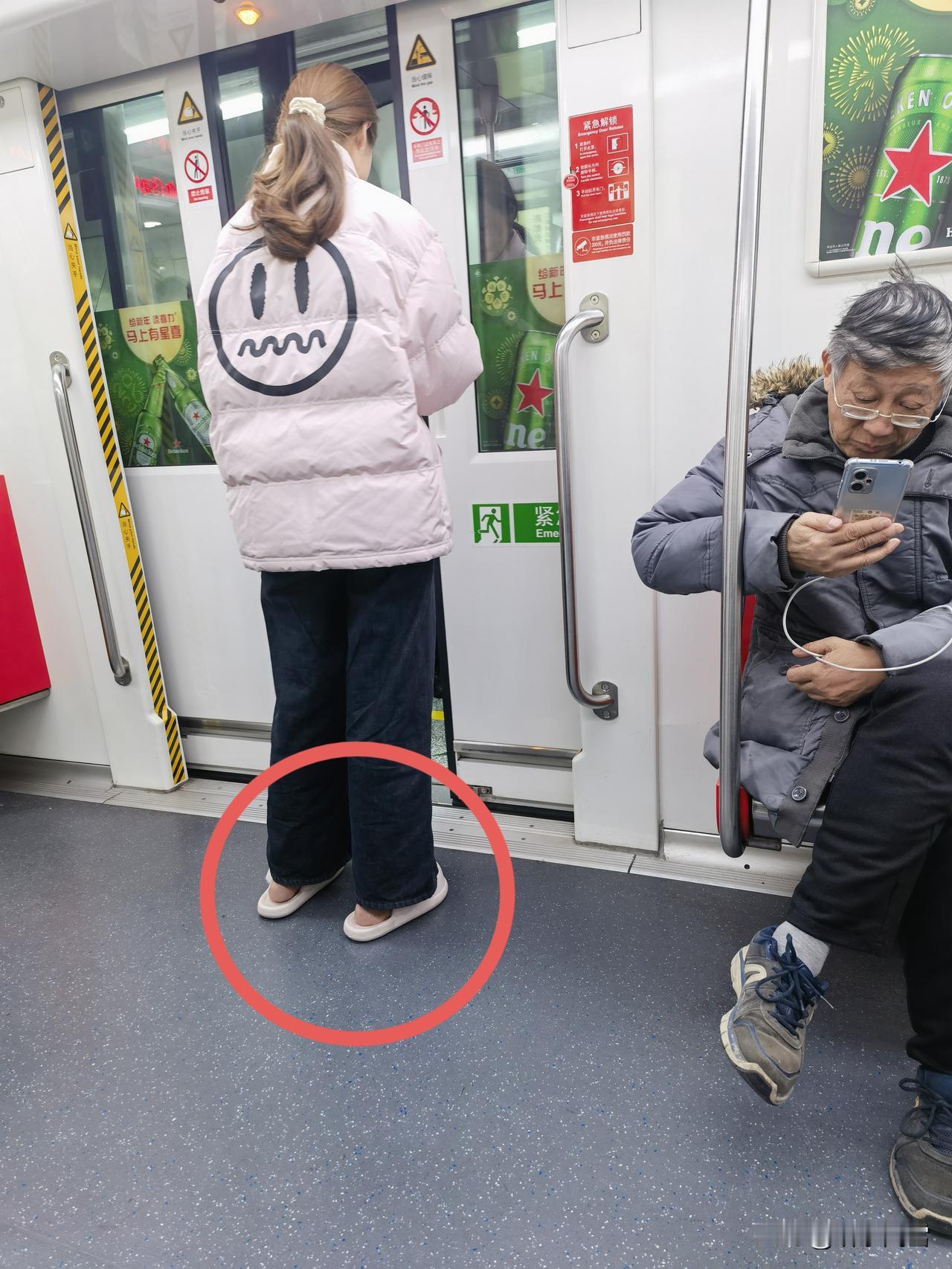 坐地铁发现一个女孩，大冬天的光着脚丫子，不穿袜子，只穿没后跟的拖鞋，就出门了。