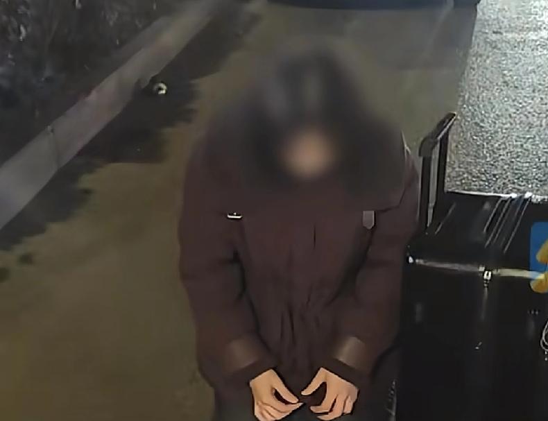 很多人不理解，为什么这么简单的骗术还却一直有人做河南郑州一个广场附近有一位中年