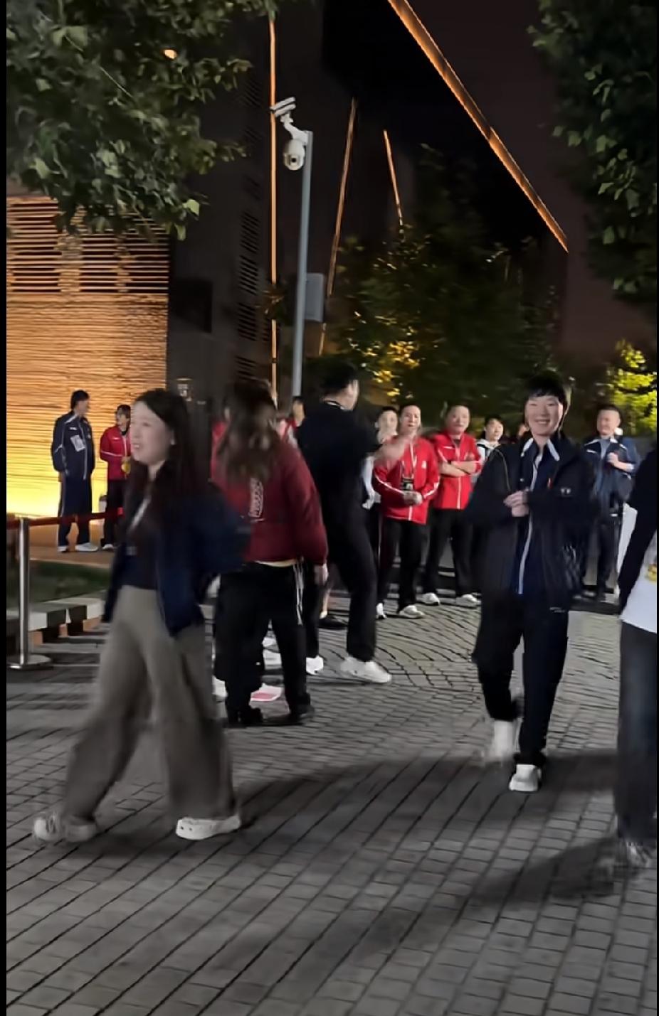 赢下硬仗的女将军回来了！夜幕之下，国乒队员们都在现场，纷纷为鳗鱼鼓掌迎接。看