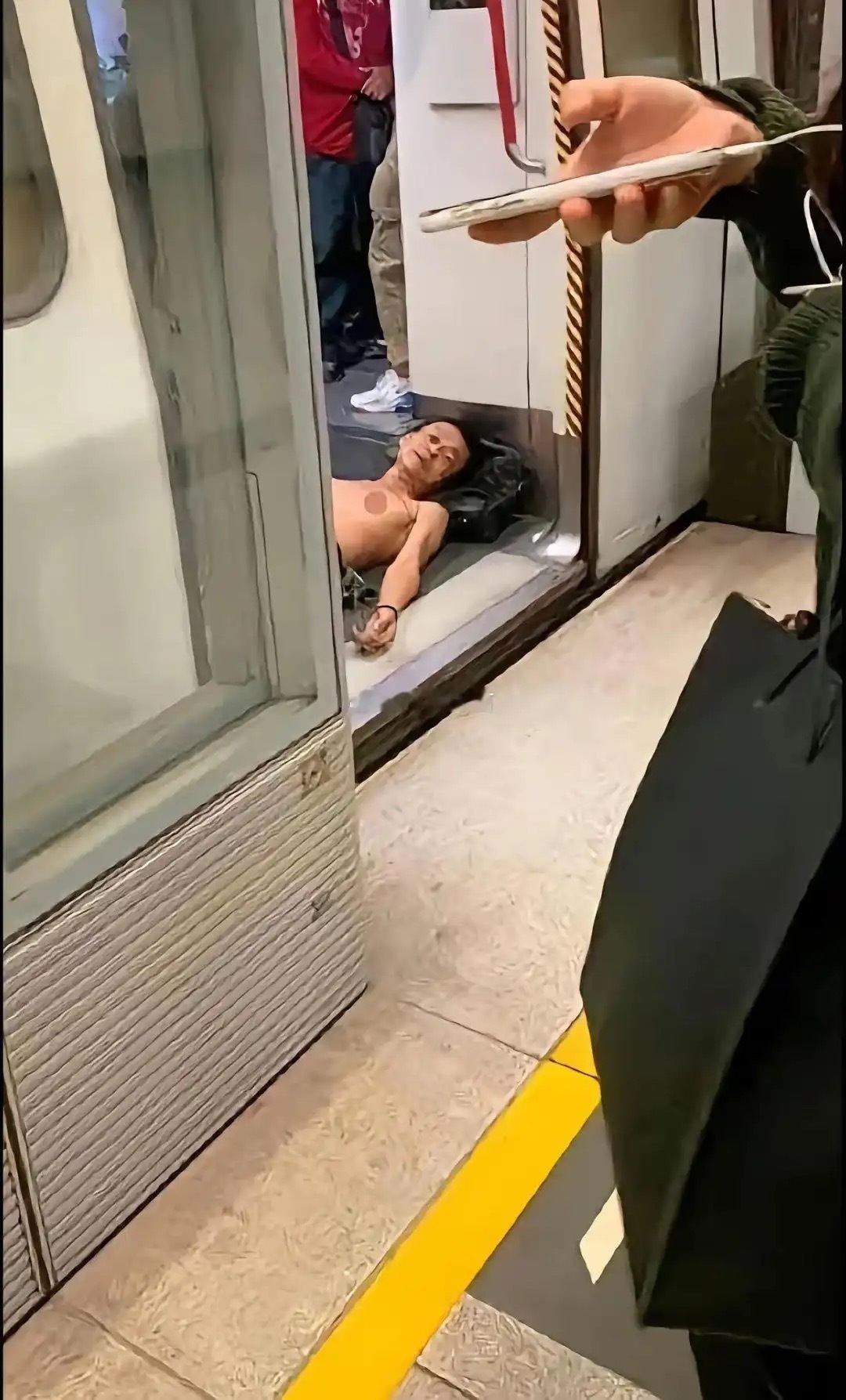 感觉最悲哀的就是那群举着手机的