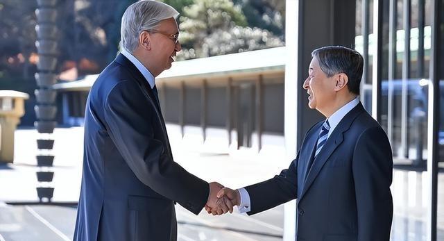 虽然哈萨克斯坦要向日本出口能源和稀土，但是却不能使用中欧班列，哈萨克斯坦手里握着