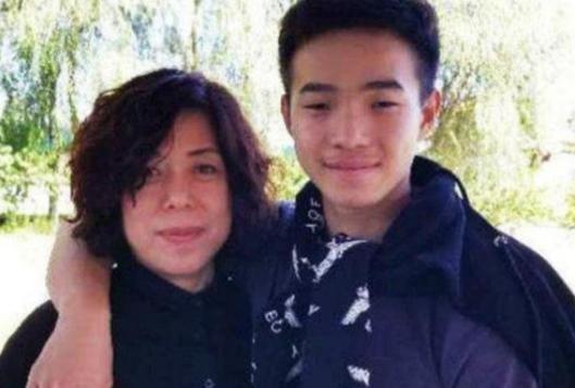 1995年，黑龙江一女子捡到一聋哑男婴，为了抚养他，不惜与丈夫离婚，甚至卖掉房产