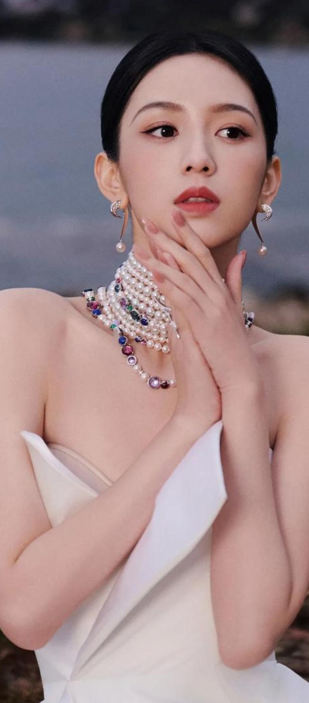 珠光宝气映湖光，美人如画入诗行。