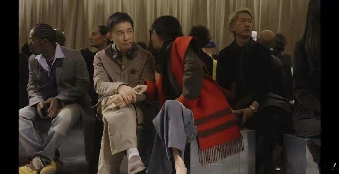 60岁的刘嘉玲和老公梁朝伟在巴黎时装周看秀这波狗粮撒得挺狠的，让多少中老年人羡慕