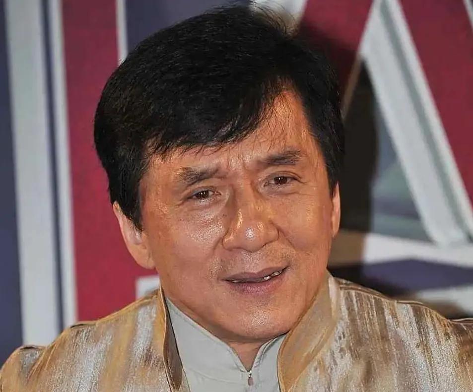 惊爆！成龙住院，林凤娇提离婚分20亿家产家人们，娱乐圈又出大瓜！71岁的成龙住