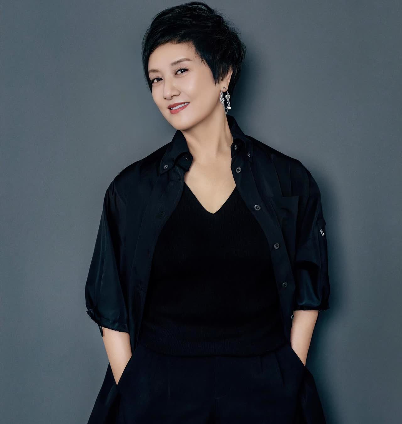 美女邓婕的家庭关系主要如下：丈夫：邓婕的丈夫是张国立，二人于1984年因
