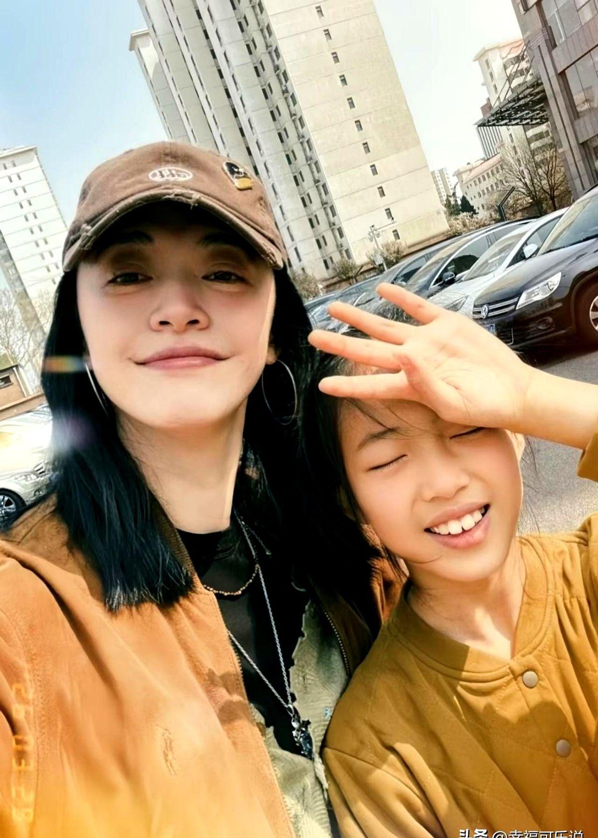 姚晨这状态，真不是装的。官宣离婚才十几天，她就晒出了带女儿小茉莉上芭蕾课的日