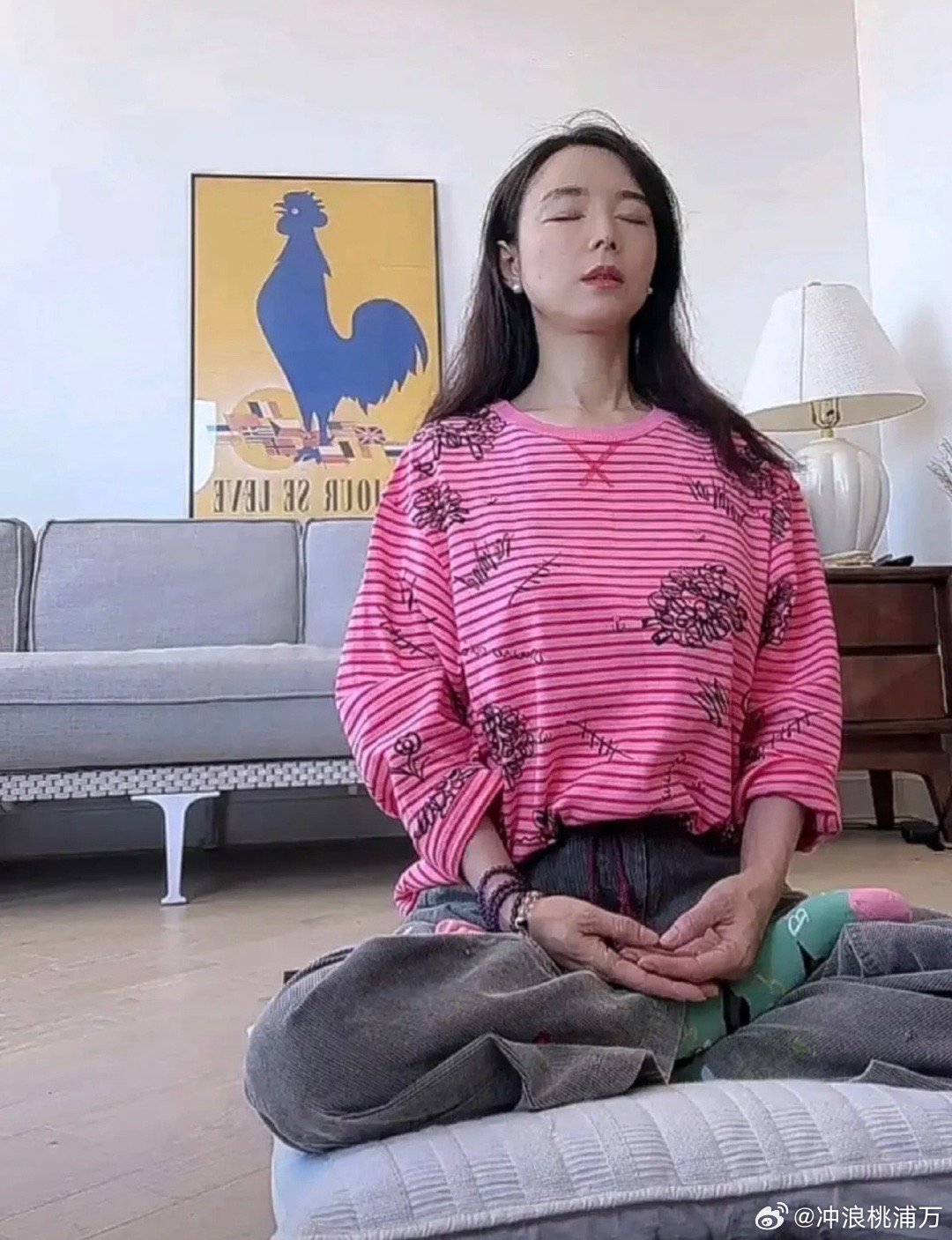 张静初的手刷到张静初直播打坐，手怎么粗糙成这样了？？网友说是因为长期吃素导致的…