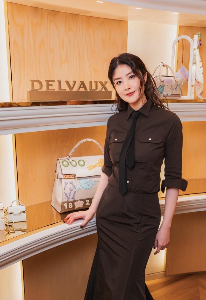 最近陈慧琳在出席时尚活动的时候搭配了一套深色的衣服，看去很有时尚魅力。陈慧琳