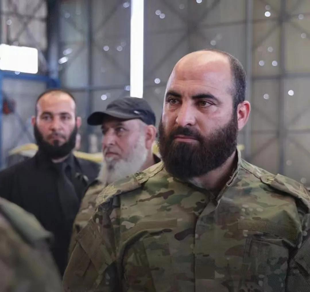 这是朱拉尼当局的总参谋长阿里·纳桑少将，正在消灭阿勒颇市的库尔德民众。看长相，