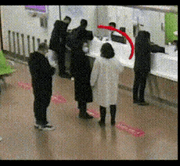 这哪是插队啊，这分明是刻在骨子里的善良！孕妇因为急事，跟队伍第二位女孩说明情