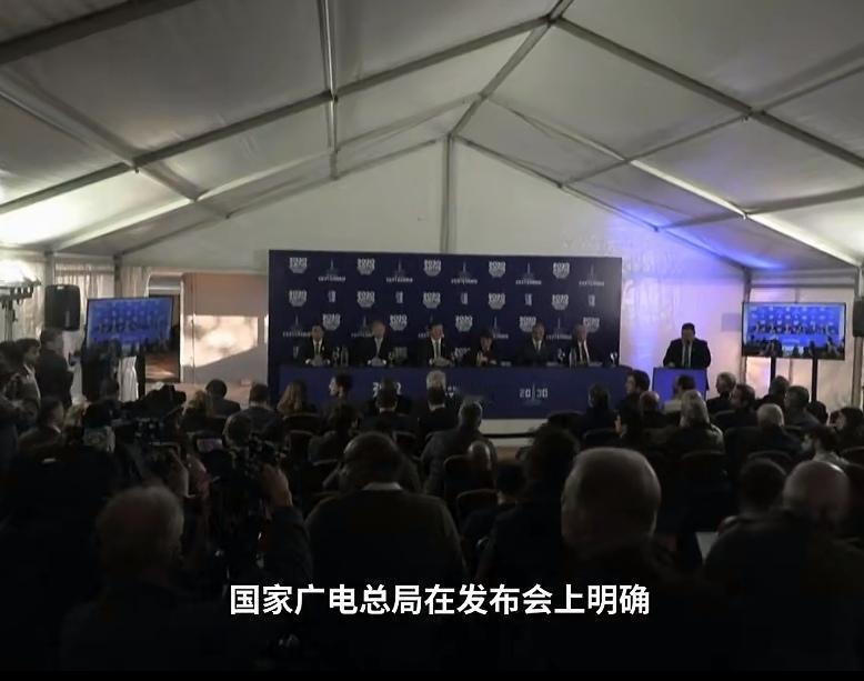 过去这些年，中国家庭的客厅里上演着一出荒诞剧：你花几千块买回一台号称“智能”的电