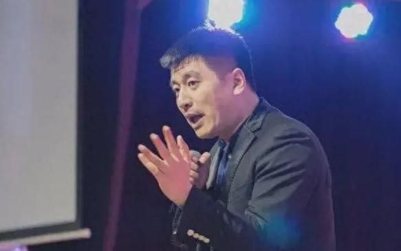 张老师用直播间的3次哽咽来证明他的判断和理解。他的5个经典总结判断和直言，对一部