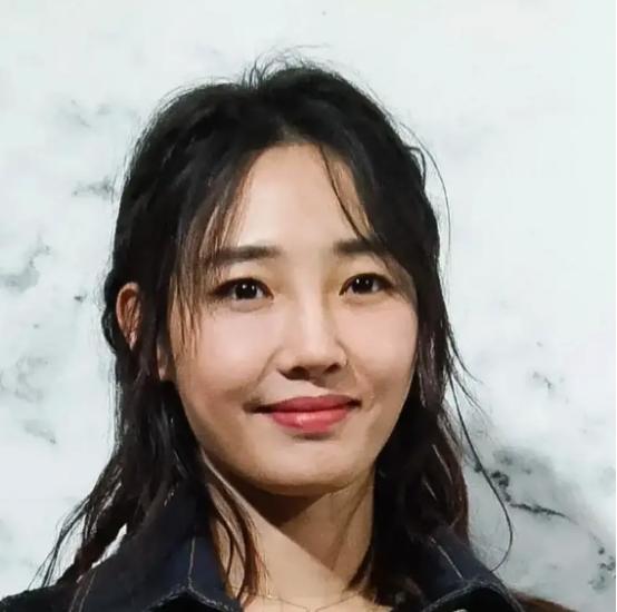 16岁的白百何把张艺谋的试镜邀请扔在桌上，母亲急得直转圈：“多少人挤破头的机会，