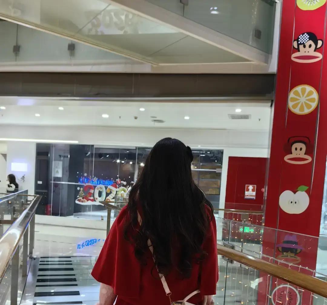 国庆的婚宴就差最后敲定菜单了，几百张请柬都已经发出去了大半昨晚我们在客厅对宾