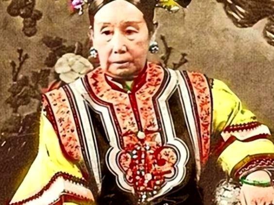 1900年，慈禧仓皇出逃至山西首富府邸，临别之际，她向乔家开口借十万两白银。乔致