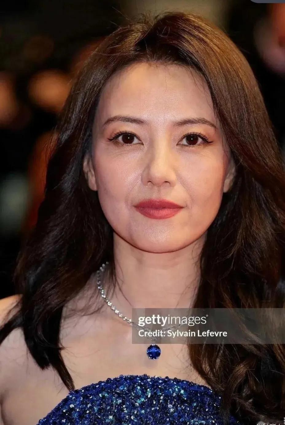 脸松弛了，细纹也多了，45岁的高圆圆，虽难掩老态，但也仍难掩美貌。高园园的美