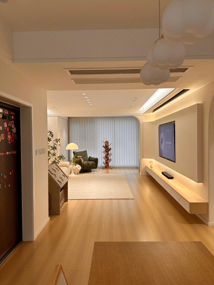 房价9年内一定会大涨一次。现在很多觉得房价涨不起来的原因是：人口减少，老人去世