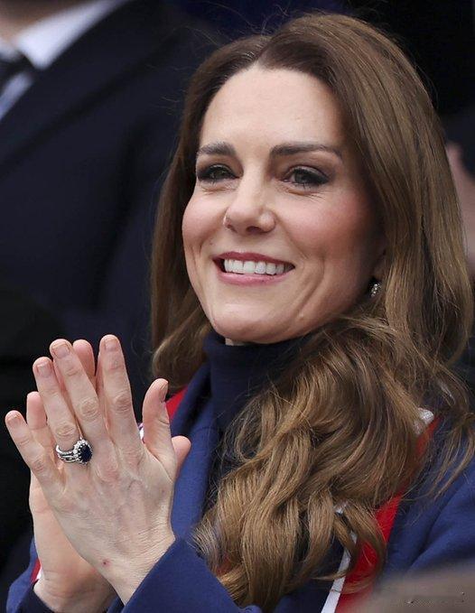 安德鲁王子被捕后，威尔士王妃凯特首次露面！昨天，凯特出席观看橄榄球比赛，凯特身