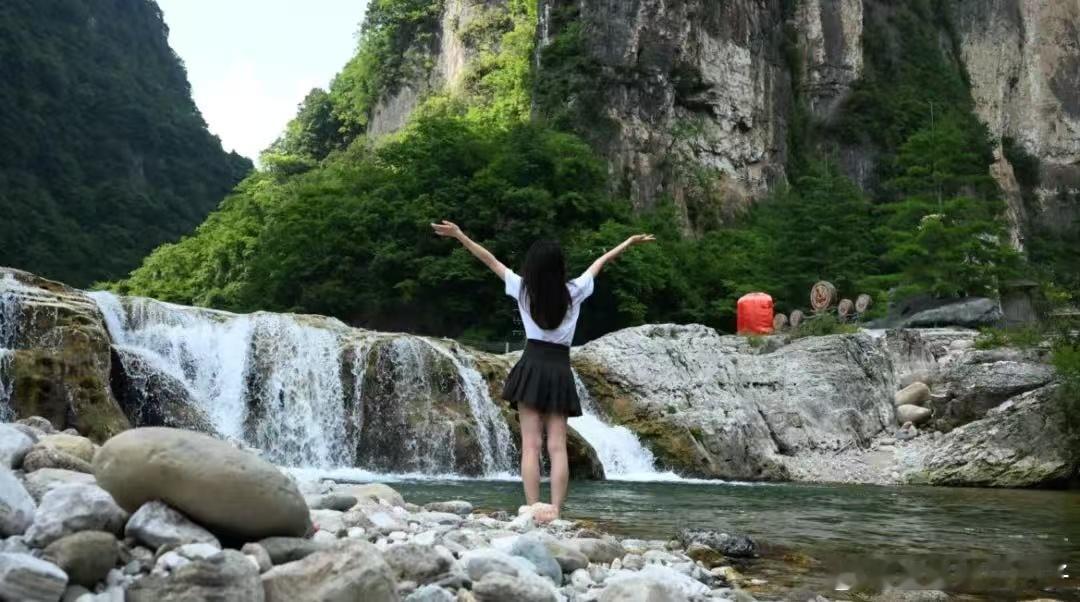 用野生汉字打开安逸四川巴适得板！在九寨沟蓝得冒泡的海子边，躺平看云卷云舒，这才是