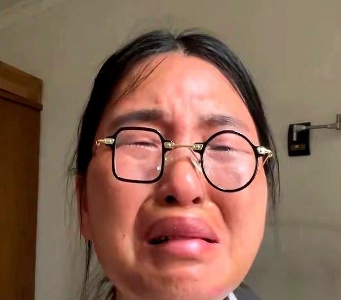 山姆那个“托举姐”，又出来道歉了。镜头前，一方一圆的眼镜框下，眼泪说来就来。她