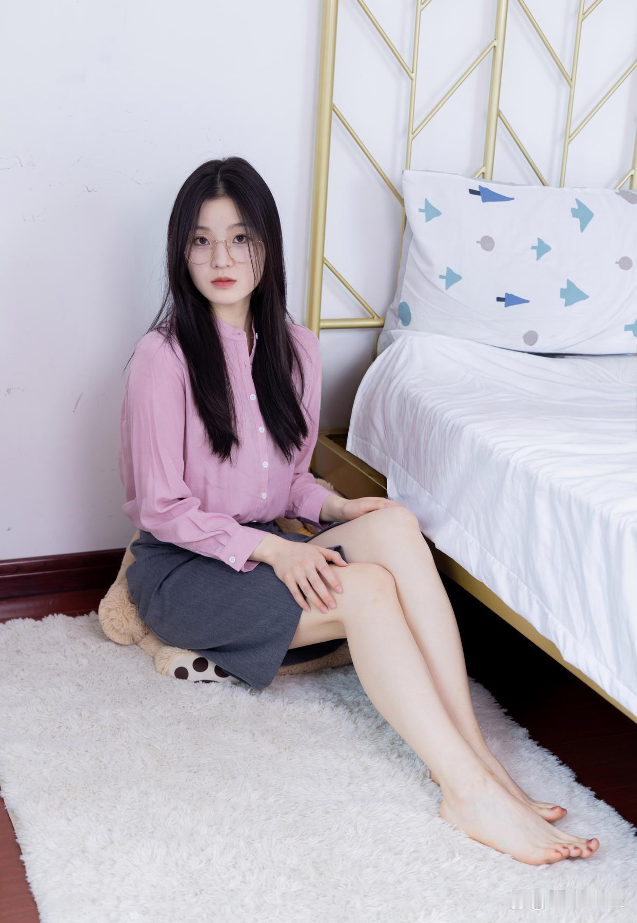 粉色衬衫温柔雅致，搭配灰色开叉半身裙，简约中透着干练。可搭配不同风格的鞋子（铆钉