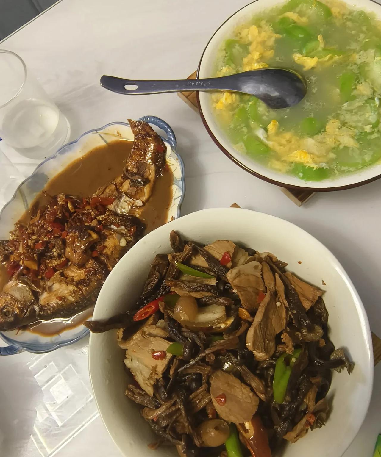 我婆妈特别好，她刚退休三天我就生了，她马不停蹄从老家来到外地伺候我月子，带娃，