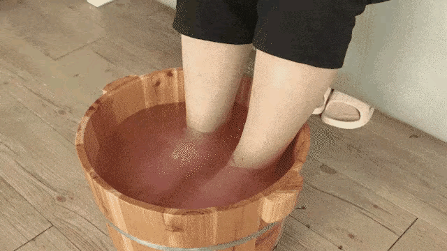 天冷泡脚反伤身？医生紧急提醒：这五类人请立即停止热水泡脚，正确养生牢记三要诀！