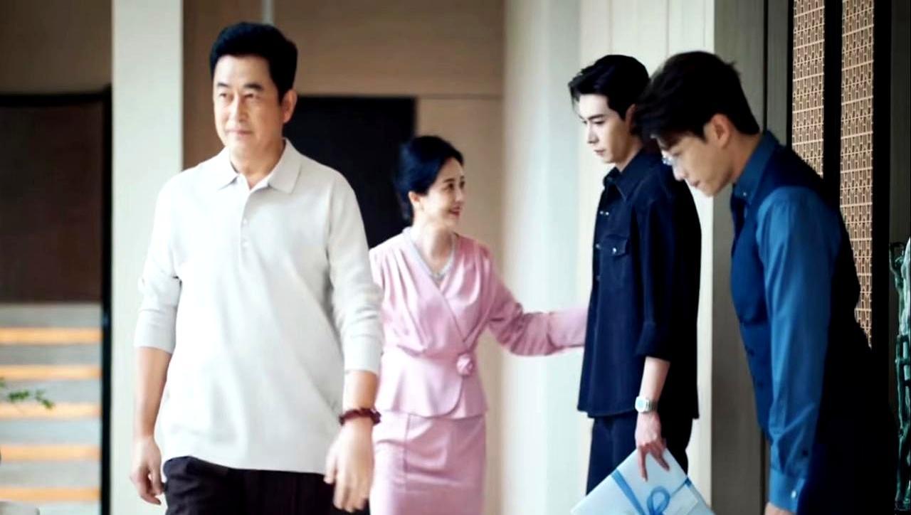 3秒鞠躬，他抢了主角风头拍《玫瑰的故事》时，代旭站在佟大为身后，腰一弯，背