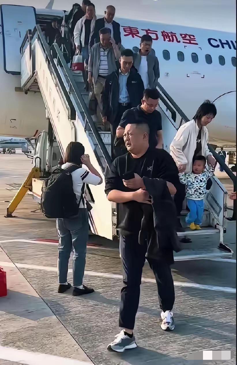 完了，公司被扒就麻烦了，认为欧某任职的公司一定会开除他，负面影响太大，直接关系